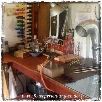 Arbeitsplatz im Feuerperlen-Atelier